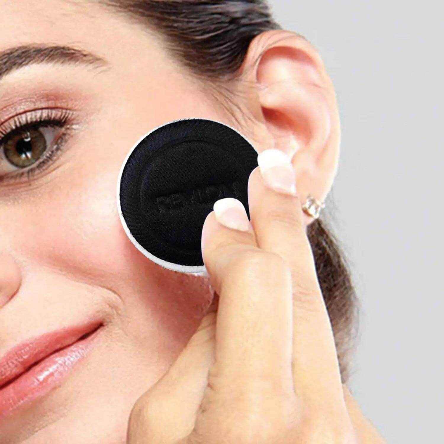 Revlon Touch and Glow Moisturising Powder - Gold Matte (12g)